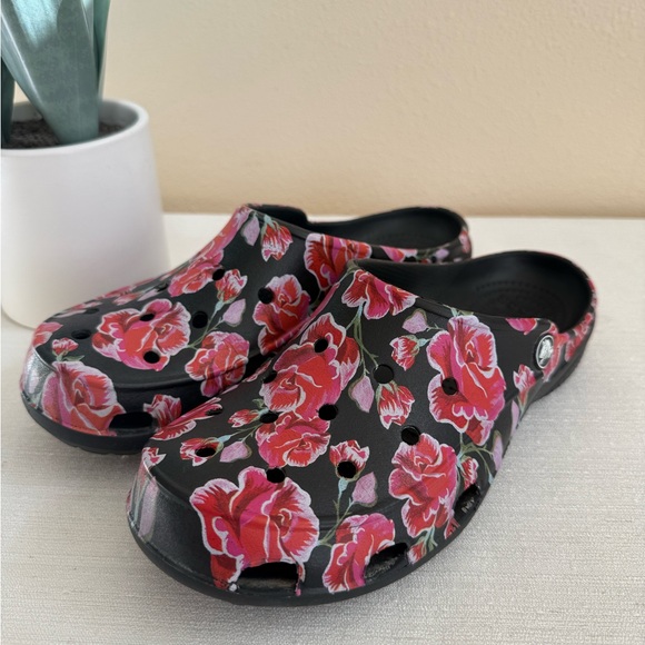 CROCS Freesail Roses Black Rubber Clogs - Picture 6 of 10